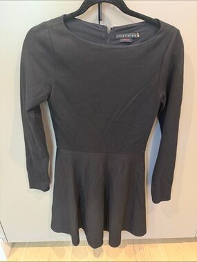 Alice + Olivia Black Long Sleeve Fit and Flare Tunic